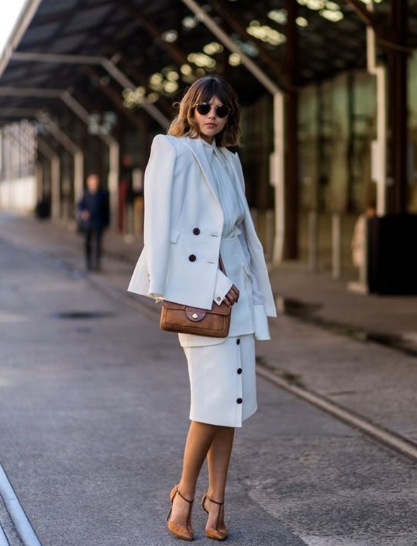 22-all-white-look-with-a-button-down-skirt-and-tan-heels-and-bag