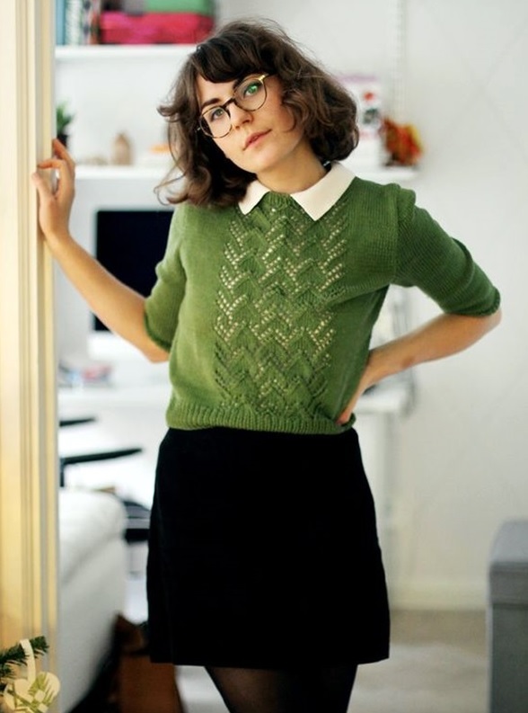 30-preppy-look-with-a-green-sweater-and-a-white-shirt-a-black-mini-skirt
