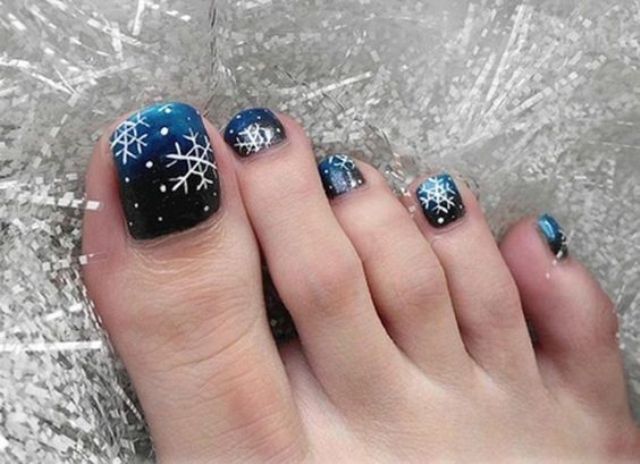 Winter Wonderland: Snowflake Toe Nail Art - wide 5